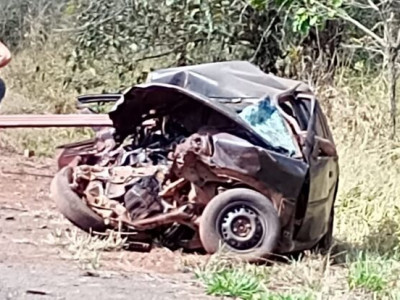 Caminhão esmaga veículo e deixa vítimas presa às ferragens na BR-262 Caminhão esmaga veículo e deixa vítimas presa às ferragens na BR-262