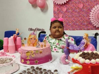 Internada desde maio, Ellisy Vitória ganha festa de aniversário no hospital Internada desde maio, Ellisy Vitória ganha festa de aniversário no hospital