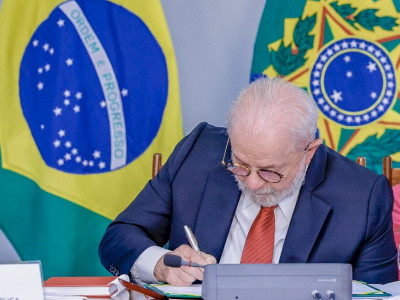 Lula volta ao Planalto e sanciona projeto Escola em Tempo Integral  Lula volta ao Planalto e sanciona projeto Escola em Tempo Integral