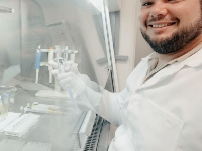 Pesquisador douradense busca alternativas para tratar bactéria resistente a antibióticos  Pesquisador douradense busca alternativas para tratar bactéria resistente a antibióticos