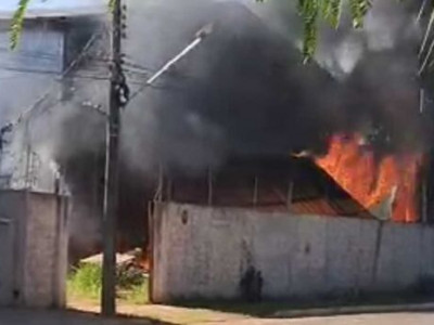 AGORA: Empresa de embalagens é destruída por incêndio em Campo Grande AGORA: Empresa de embalagens é destruída por incêndio em Campo Grande