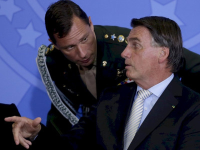 Bolsonaro diz que prisões de ex-ajudantes tentam atingi-lo e forçar delação premiada 