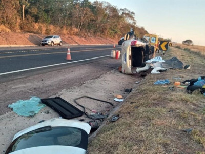 Colisão entre carro e carreta mata duas pessoas e deixa duas feridas Colisão entre carro e carreta mata duas pessoas e deixa duas feridas