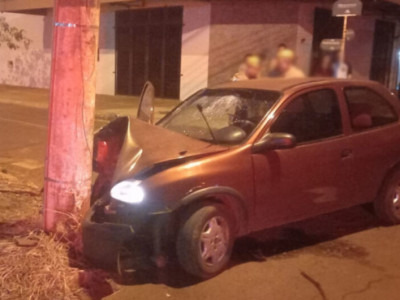 Motorista é socorrida em estado gravíssimo após bater contra poste Motorista é socorrida em estado gravíssimo após bater contra poste