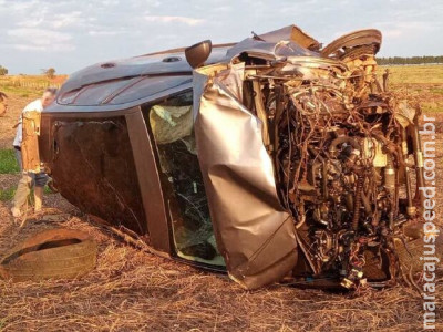 Motorista sai ileso após capotar Jaguar na BR-267 em Nova Andradina Motorista sai ileso após capotar Jaguar na BR-267 em Nova Andradina