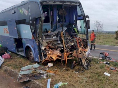Superlotado, ônibus atinge caminhão, motorista morre e três ficam feridos Superlotado, ônibus atinge caminhão, motorista morre e três ficam feridos