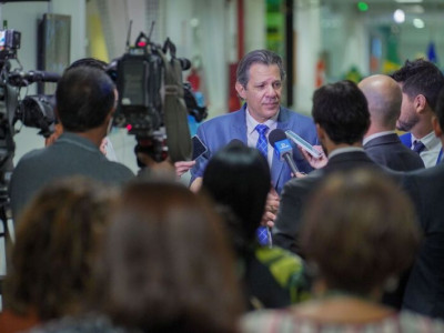 Taxa de juros do cartão de crédito vai "cair muito", diz Haddad Taxa de juros do cartão de crédito vai "cair muito", diz Haddad