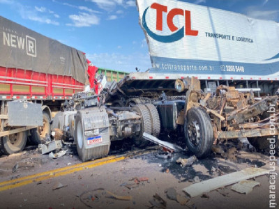 Acidente com carretas deixa duas pessoas mortas na BR-267 Acidente com carretas deixa duas pessoas mortas na BR-267