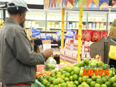Alimentos e bebidas aliviam inflação para os mais pobres, aponta Ipea Alimentos e bebidas aliviam inflação para os mais pobres, aponta Ipea
