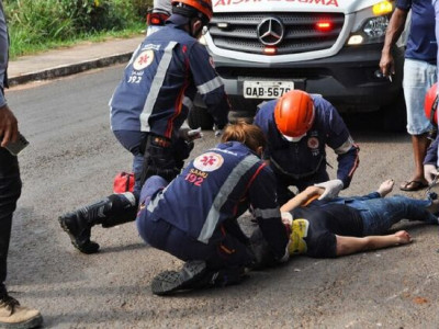Caminhonete acerta motocicleta e mulheres ficam feridas em Aquidauana Caminhonete acerta motocicleta e mulheres ficam feridas em Aquidauana