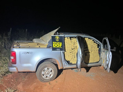Caminhonete com carga milionária de maconha é abandonada em rodovia Caminhonete com carga milionária de maconha é abandonada em rodovia