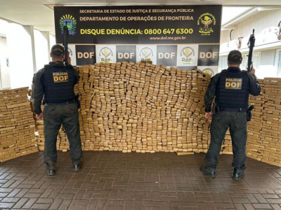 Caminhonete é apreendida em Dourados com 1,4 tonelada de maconha Caminhonete é apreendida em Dourados com 1,4 tonelada de maconha
