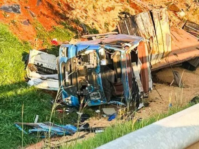 Colisão entre veículos deixa carreta destruída na Serra de Maracaju Colisão entre veículos deixa carreta destruída na Serra de Maracaju