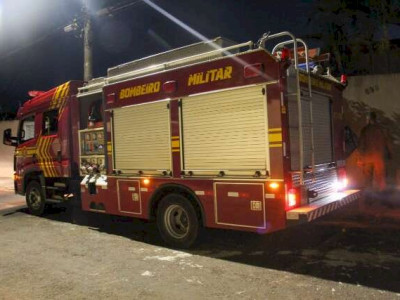 Mulher é atropelada pelo próprio carro e morre na garagem de casa Mulher é atropelada pelo próprio carro e morre na garagem de casa