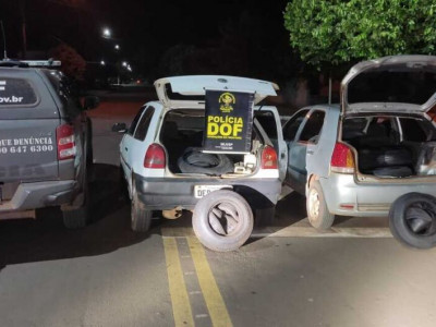 Polícia flagra dupla, que tenta fugir com carros recheados de contrabando Polícia flagra dupla, que tenta fugir com carros recheados de contrabando
