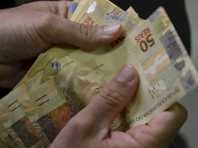 Saques da poupança em agosto superam depósitos em R$ 10,1 bilhões Saques da poupança em agosto superam depósitos em R$ 10,1 bilhões