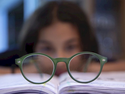 Tempo excessivo e pouca distância de telas contribuem para miopia Tempo excessivo e pouca distância de telas contribuem para miopia