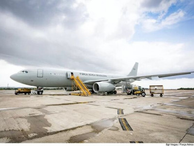 Avião que resgatará brasileiros chega ao Egito com kits humanitários