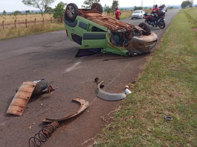 Motorista capota carro ao desviar de cachorro na Avenida Duque de Caxias Motorista capota carro ao desviar de cachorro na Avenida Duque de Caxias