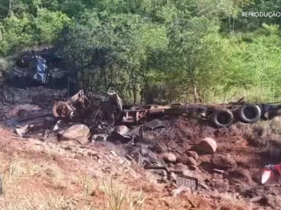 Motorista perde controle de caminhão e despenca na Motorista perde controle de caminhão e despenca na