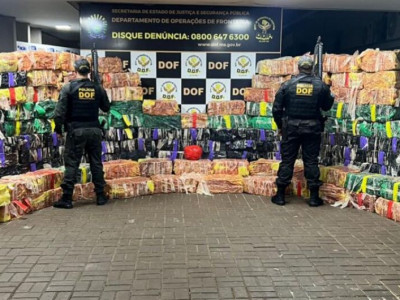 Polícia apreende mais de 4t de maconha escondidas em carga de farelo Polícia apreende mais de 4t de maconha escondidas em carga de farelo