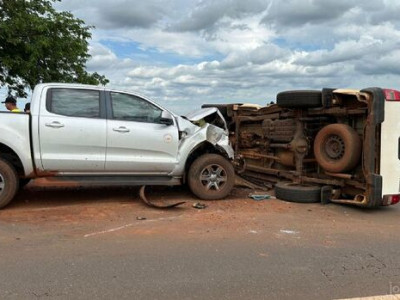 Acidente entre caminhonetes deixa Hilux tombada em rodovia de Nova Andradina Acidente entre caminhonetes deixa Hilux tombada em rodovia de Nova Andradina