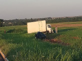 Maracaju: Colisão entre caminhão e veículo no mini anel rodoviário, resulta em condutor com TCE e veículos totalmente destruídos Maracaju: Colisão entre caminhão e veículo no mini anel rodoviário, resulta em condutor com TCE e veículos totalmente destruídos