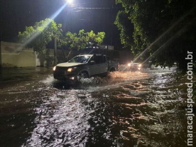 Bairros ficam sem energia e ruas inundadas após forte chuva em Aquidauana Bairros ficam sem energia e ruas inundadas após forte chuva em Aquidauana