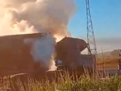 Carreta pega fogo após colisão e duas pessoas ficam feridas em Cassilândia Carreta pega fogo após colisão e duas pessoas ficam feridas em Cassilândia