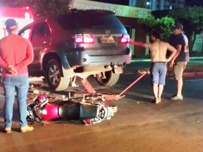 Motorista invade preferencial e deixa jovem gravemente ferido em Dourados Motorista invade preferencial e deixa jovem gravemente ferido em Dourados