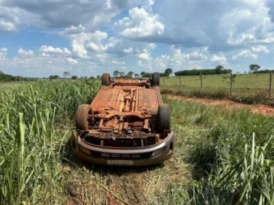 Veículo capota e Bombeiros procuram por vítimas em Santa Rita do Pardo Veículo capota e Bombeiros procuram por vítimas em Santa Rita do Pardo