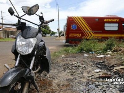 Adolescente fica ferido após bater moto em ônibus estacionado em Costa Rica Adolescente fica ferido após bater moto em ônibus estacionado em Costa Rica