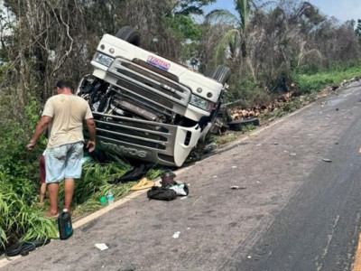 Caminhoneiro de Nova Andradina tomba carreta de óleo em Mato Grosso Caminhoneiro de Nova Andradina tomba carreta de óleo em Mato Grosso