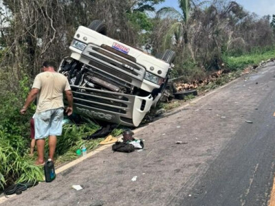 Caminhoneiro de Nova Andradina tomba carreta de óleo em Mato Grosso