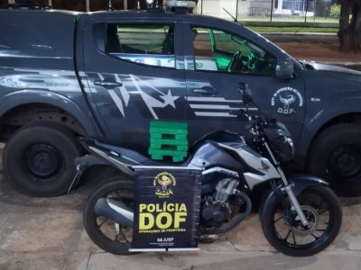 Dupla em motocicleta é detida com maconha durante fiscalização na MS-295 Dupla em motocicleta é detida com maconha durante fiscalização na MS-295