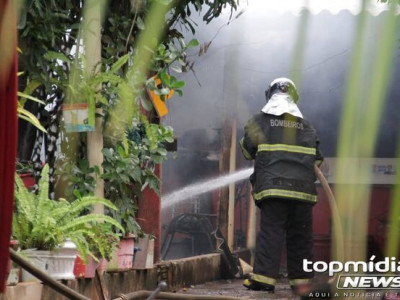 Morador incendeia a própria casa na Vila Nossa Senhora das Graças Morador incendeia a própria casa na Vila Nossa Senhora das Graças
