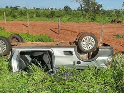Motorista desvia de buraco e capota carro em Santa Rita do Pardo Motorista desvia de buraco e capota carro em Santa Rita do Pardo