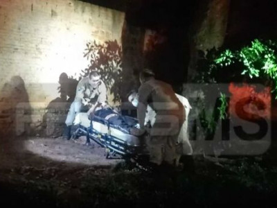 Rapaz tenta separar briga de casal e é esfaqueado em Três Lagoas Rapaz tenta separar briga de casal e é esfaqueado em Três Lagoas