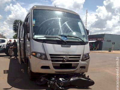 Acidente envolvendo micro-ônibus da prefeitura e moto deixa jovem ferido Acidente envolvendo micro-ônibus da prefeitura e moto deixa jovem ferido