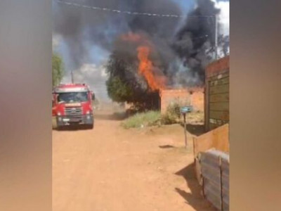 Incêndio que começou em terreno baldio destrói casa no Rivieira Park Incêndio que começou em terreno baldio destrói casa no Rivieira Park