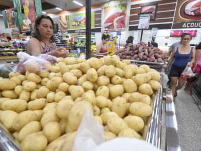Inflação fica acima das projeções em janeiro com pressão de alimentos