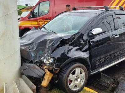 Motorista avança sinal vermelho e atinge caminhonete em Costa Rica Motorista avança sinal vermelho e atinge caminhonete em Costa Rica
