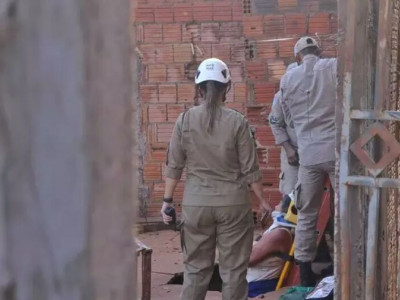 Após concreto ceder, mulher cai em fossa desativada no quintal de casa Após concreto ceder, mulher cai em fossa desativada no quintal de casa