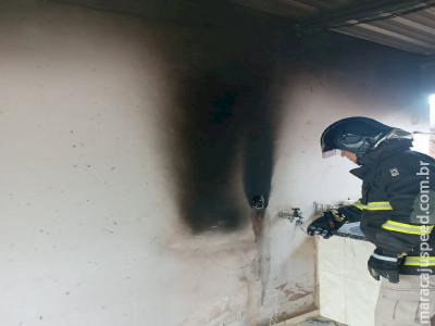 Bombeiros controlam princípio de incêndio em casa em Fátima do Sul Bombeiros controlam princípio de incêndio em casa em Fátima do Sul