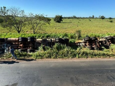 Buracos na pista provocam tombamento de carreta na MS-276, em Batayporã Buracos na pista provocam tombamento de carreta na MS-276, em Batayporã