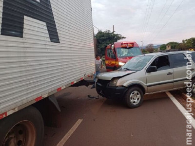 Carro acerta caminhão estacionado e motorista fica ferido em Anastácio Carro acerta caminhão estacionado e motorista fica ferido em Anastácio