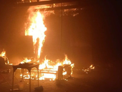 Comércio invadido pega fogo e fica completamente destruído em Três Lagoas Comércio invadido pega fogo e fica completamente destruído em Três Lagoas