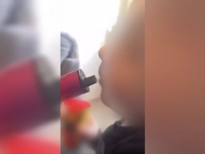 Duas mulheres são investigadas após fazer vídeos de bebê fumando vape Duas mulheres são investigadas após fazer vídeos de bebê fumando vape