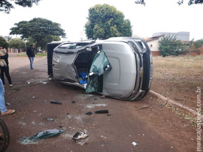 Acidente entre três veículos deixa caminhonete destruída em capotamento em Caarapó Acidente entre três veículos deixa caminhonete destruída em capotamento em Caarapó