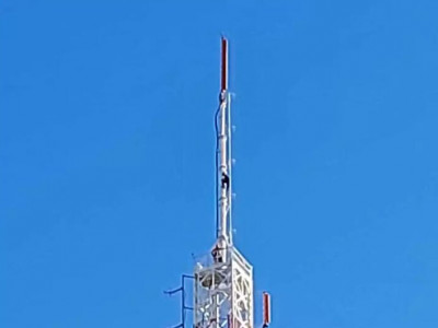 Após escalar torre de TV de 120m, homem é resgatado pelos bombeiros Após escalar torre de TV de 120m, homem é resgatado pelos bombeiros